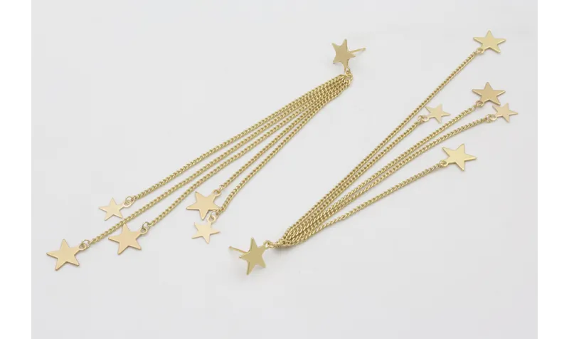 Pendientes estrellas doradas mates con cadena de e