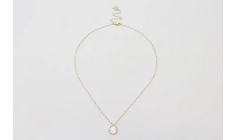 Collar cadena perlas con colgante disco doarado ma