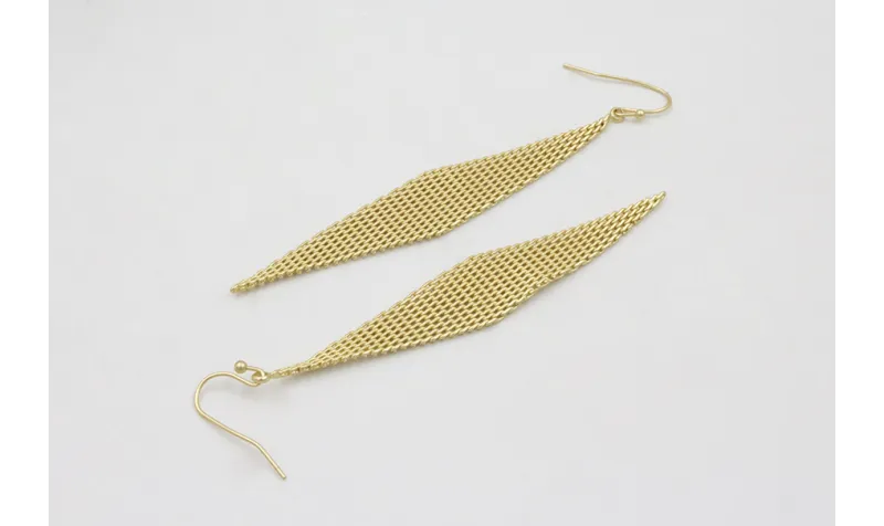 Pendientes perno sencillo con pieza de maya forma 