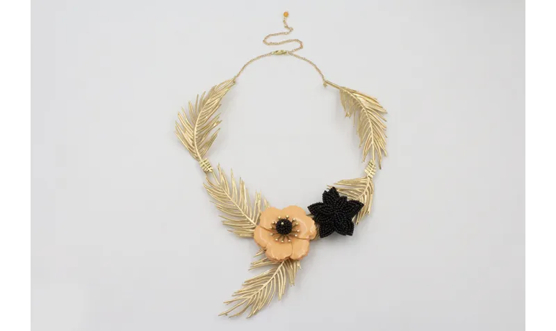 Collar hojas curvadas doradas mates con flor sobre
