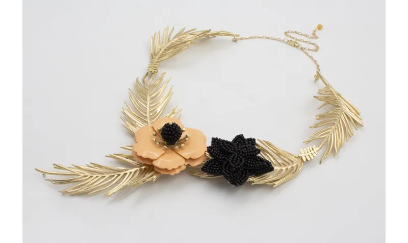 Collar hojas curvadas doradas mates con flor sobre