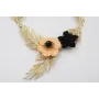 Collar hojas curvadas doradas mates con flor sobre