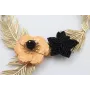 Collar hojas curvadas doradas mates con flor sobre