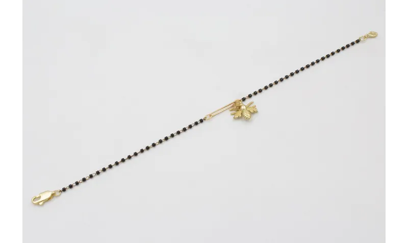 Pulsera cadena miyuki negra con colgante abeja dor