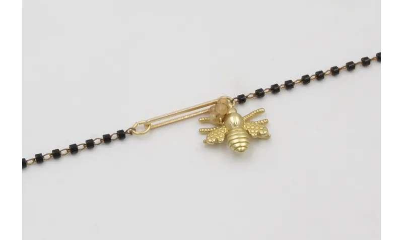 Pulsera cadena miyuki negra con colgante abeja dor
