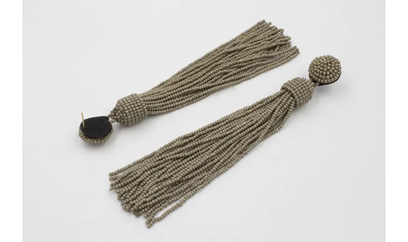 Pendientes perno media bola y fleco abalorio color