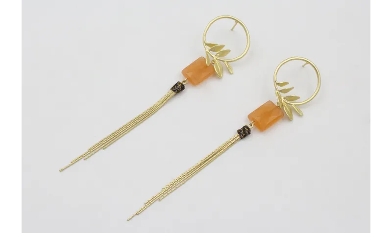 Pendientes perno aro con rama dorado mate, fleco c