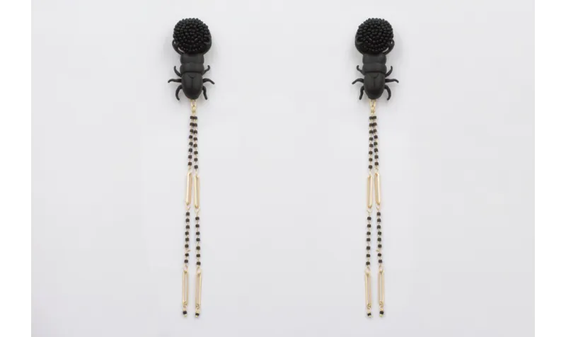 Pendientes perno disco abalorios negro con escarab