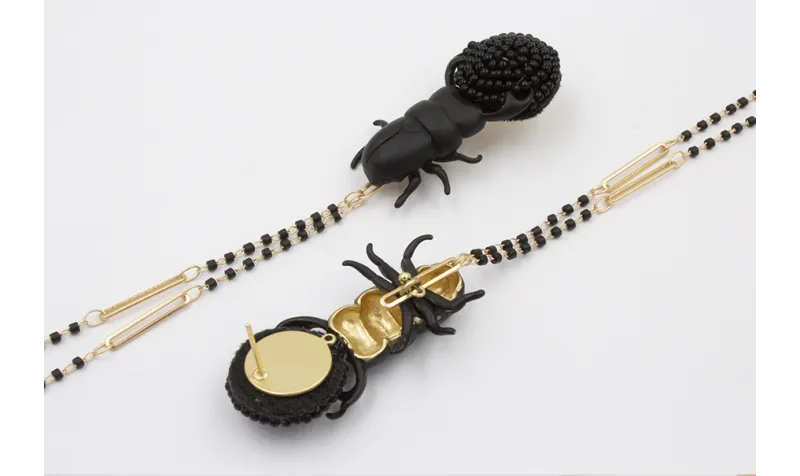 Pendientes perno disco abalorios negro con escarab