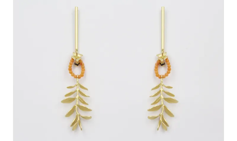 Pendientes perno listón dorado mate con aro corale