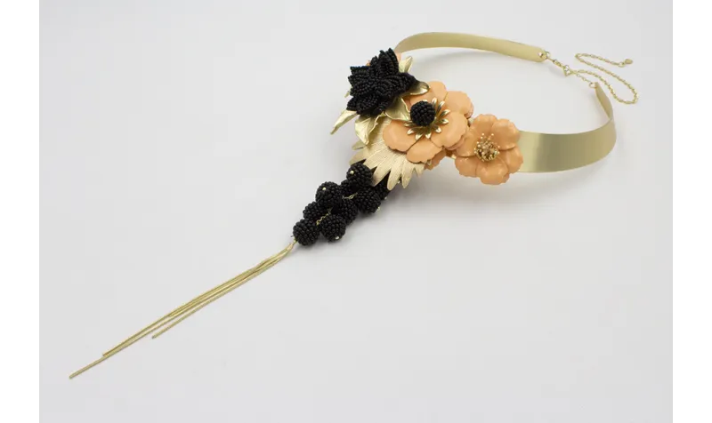 Collar lamina dorado mate con fleco bolas de abalo