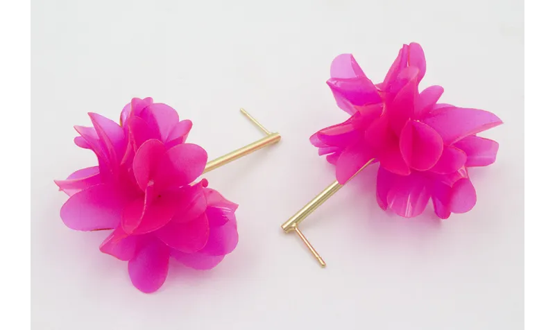 Pendientes perno listón dorado mate con flor lente