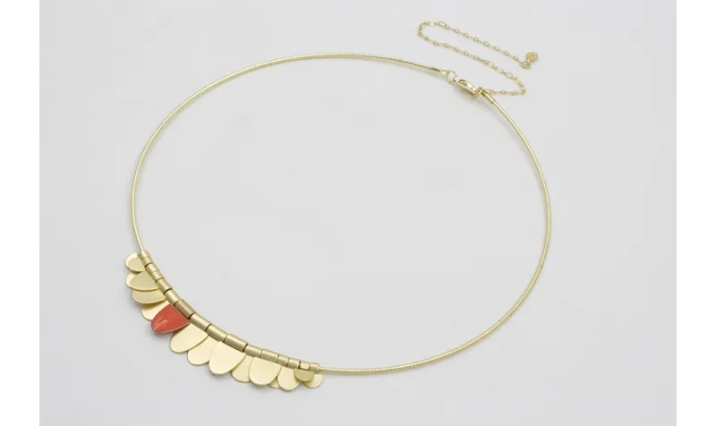 Collar rigido dorado con dagas doradas mates y ros