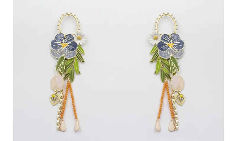 Pendientes aro bolitas blancas con flor esmaltada 