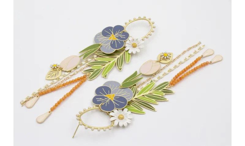 Pendientes aro bolitas blancas con flor esmaltada 