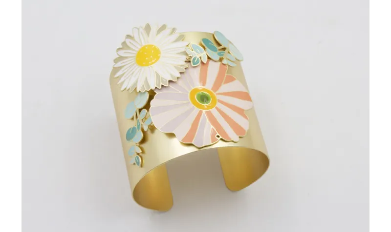 Brazalete con piezas esmaltadas, flor grande plana