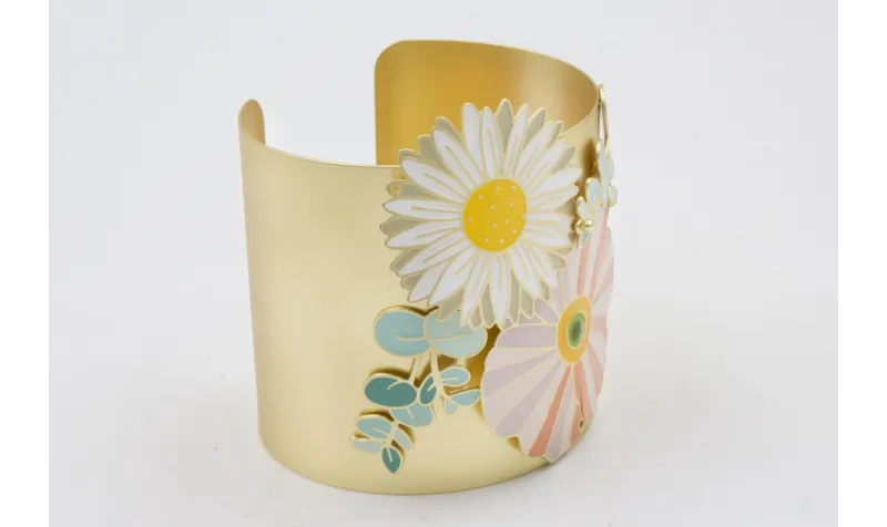 Brazalete con piezas esmaltadas, flor grande plana