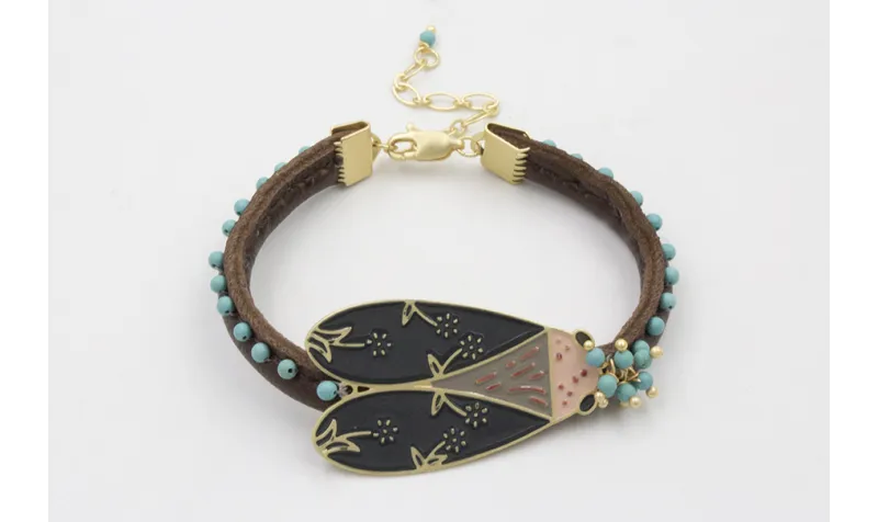 Pulsera cuero cosido relleno marrón con polilla ve