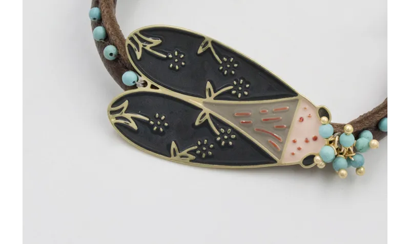 Pulsera cuero cosido relleno marrón con polilla ve