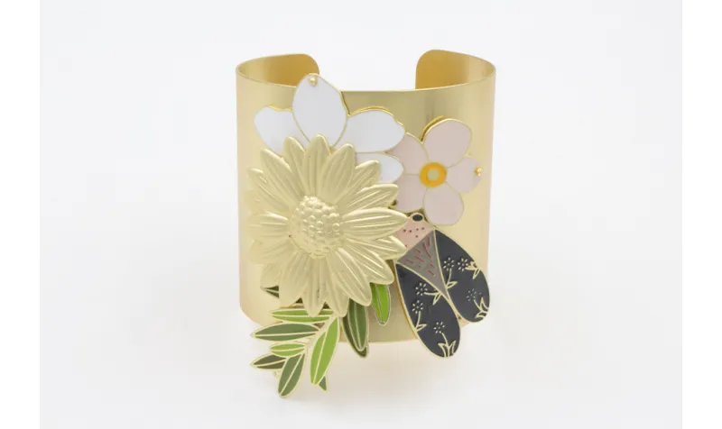 Brazalete con piezas esmaltadas, flor grande plana