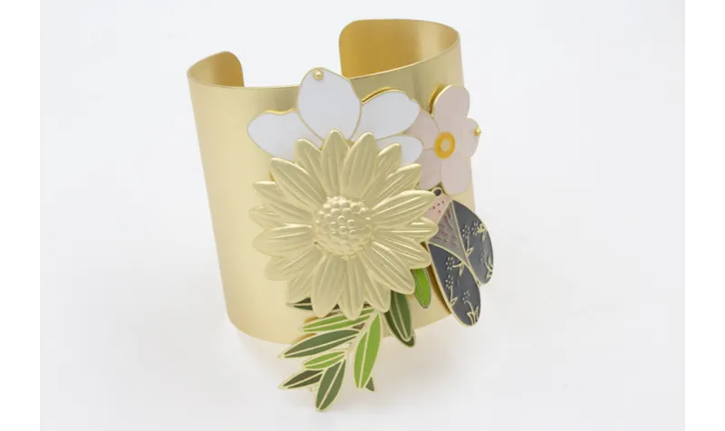 Brazalete con piezas esmaltadas, flor grande plana