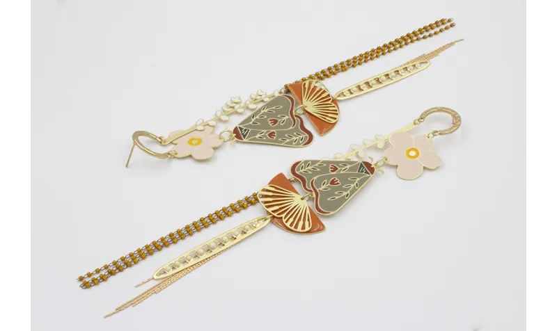 Pendientes perno herradura con flores esmaltadas r