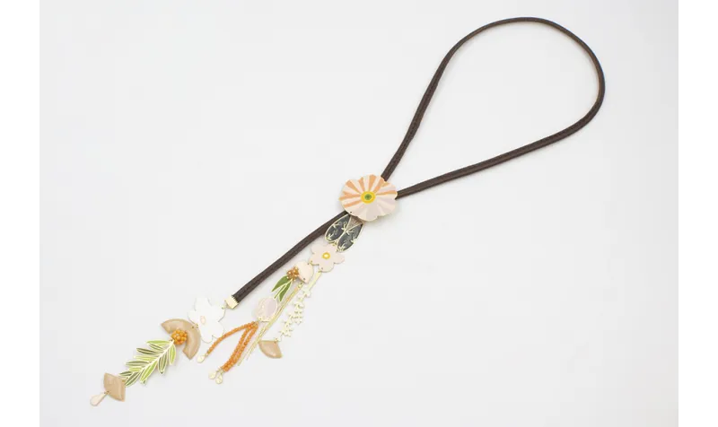 Collar largo cuero cosido relleno marrón, con poli