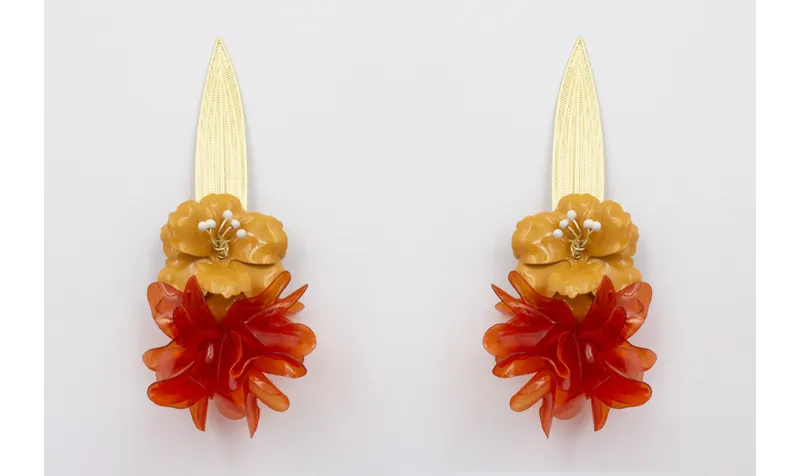 Pendientes hoja alargada dorada mate con flor sobr