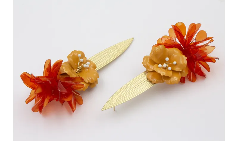 Pendientes hoja alargada dorada mate con flor sobr