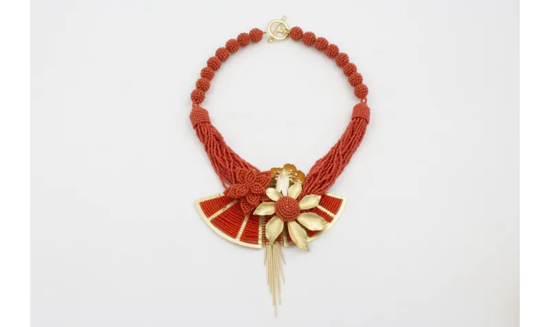 Collar con bolas y flecos de abalorio color coral 