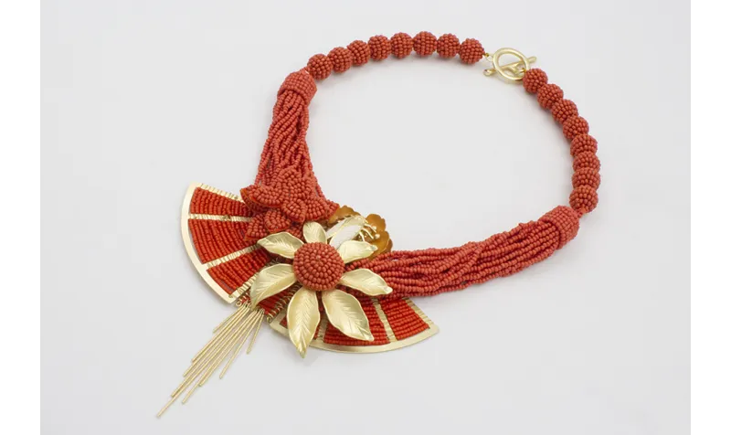 Collar con bolas y flecos de abalorio color coral 