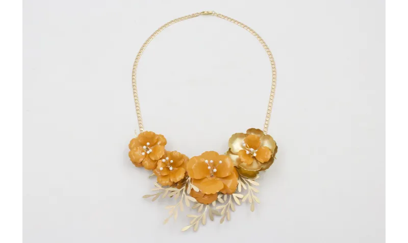 Collar cadena plana entrelazada dorada mate con ra