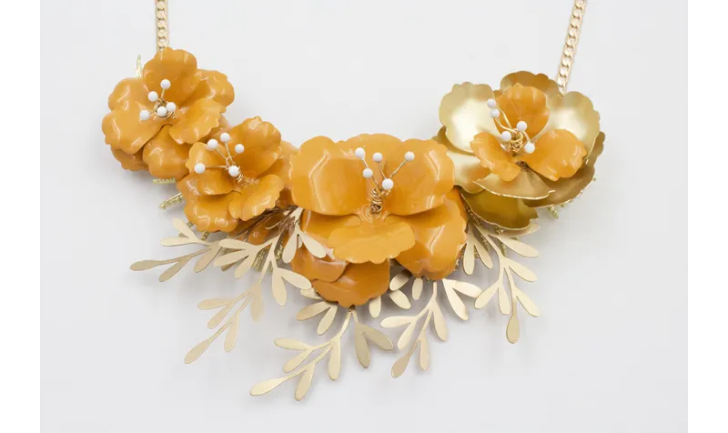 Collar cadena plana entrelazada dorada mate con ra