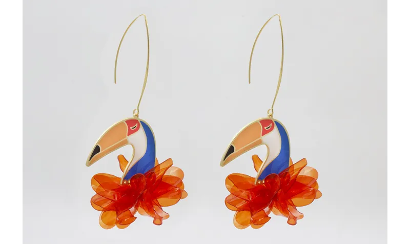 Pendientes V oro mate con tucan esmaltado en blanc