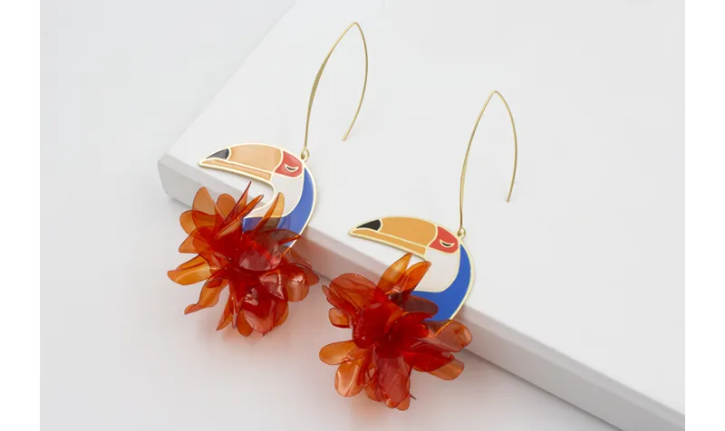 Pendientes V oro mate con tucan esmaltado en blanc