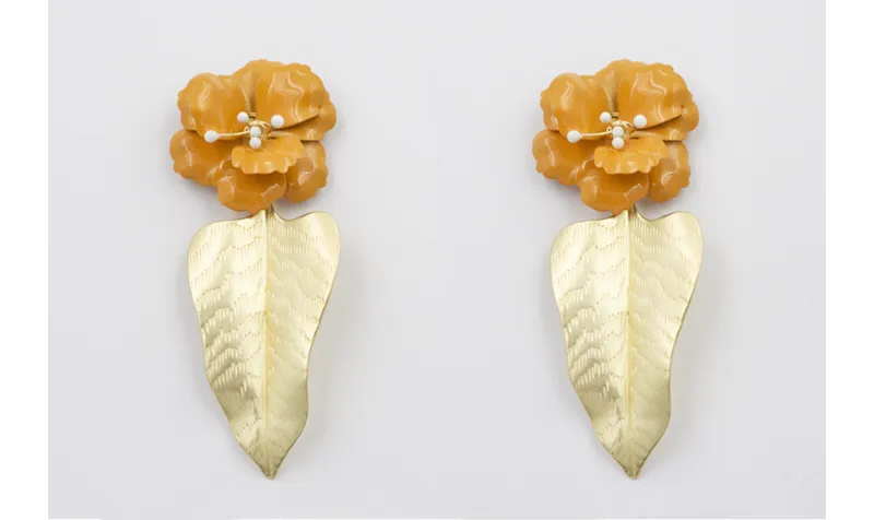  Pendientes hoja dorada mate con flores sobrepuest