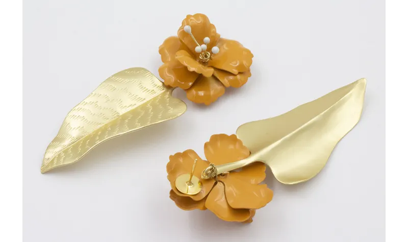  Pendientes hoja dorada mate con flores sobrepuest