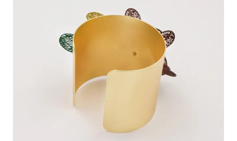 Brazalete rigido con alas mariposa esmalte marrón 