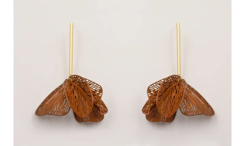 Pendientes perno pivote dorado mate con alas redon