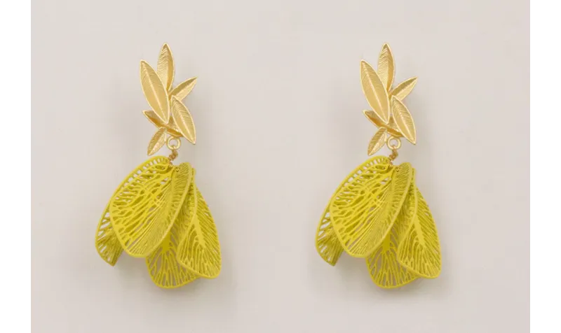 Pendientes perno hojas doradas mates con alas redo