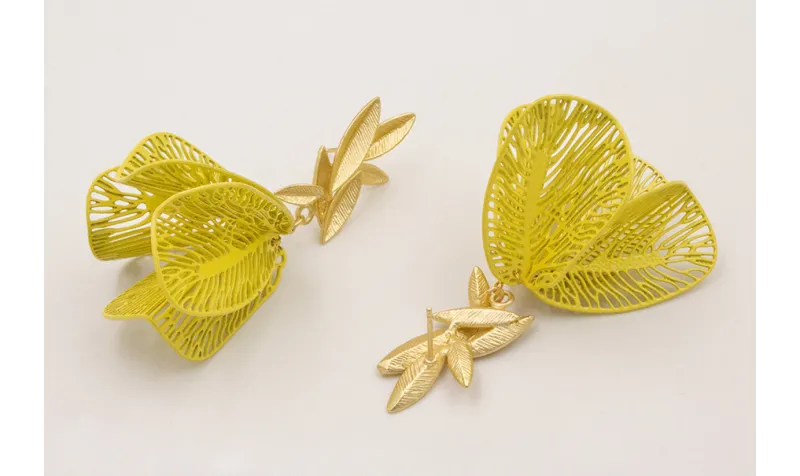 Pendientes perno hojas doradas mates con alas redo