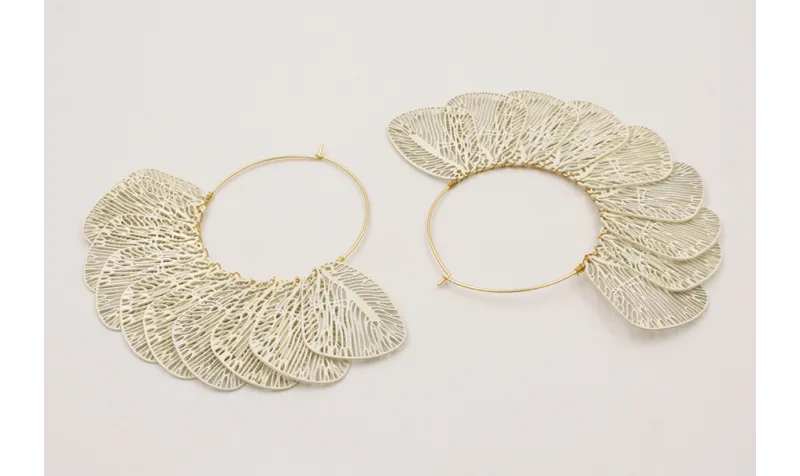 Pendientes aro grande dorado mate con alas redonde