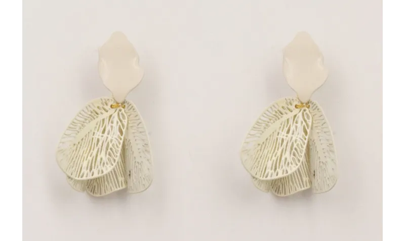 Pendientes pétalo color beige con colgante alas re
