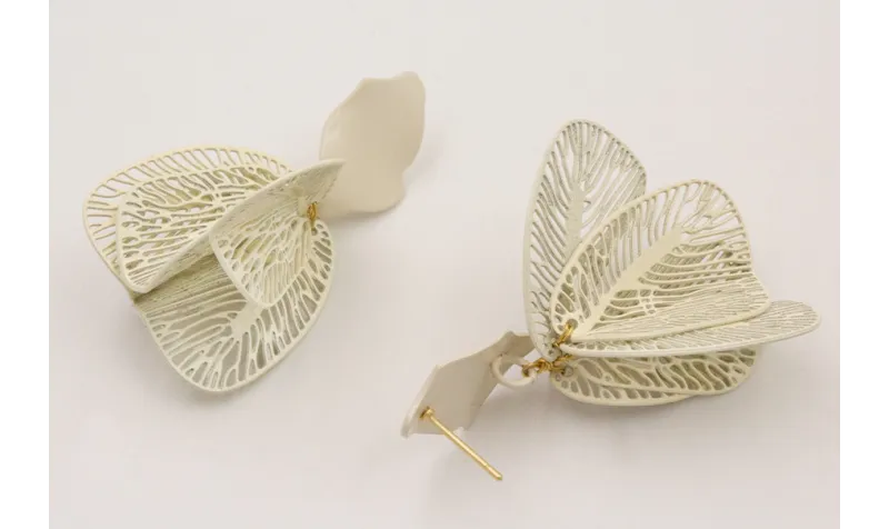 Pendientes pétalo color beige con colgante alas re