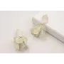 Pendientes pétalo color beige con colgante alas re