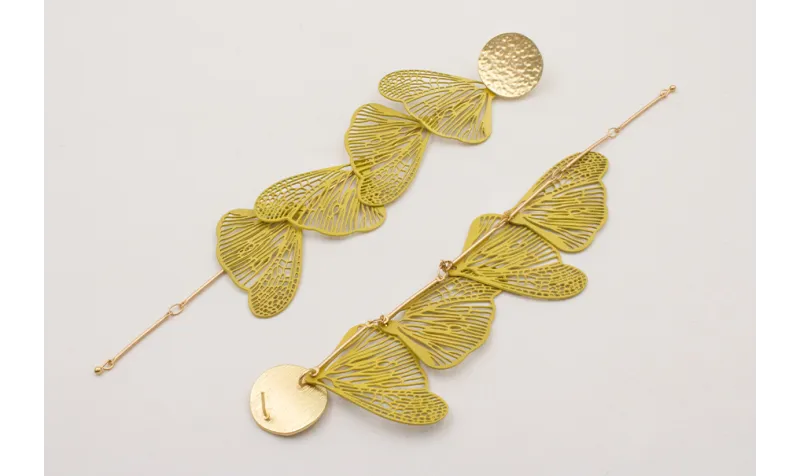 Pendientes perno disco dorado mate con cadena list