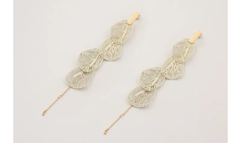 Pendientes perno listón dorado mate con cadena lis