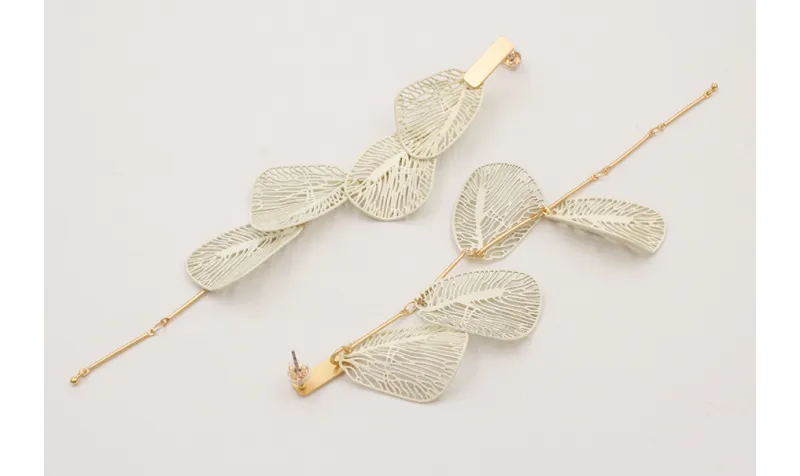 Pendientes perno listón dorado mate con cadena lis