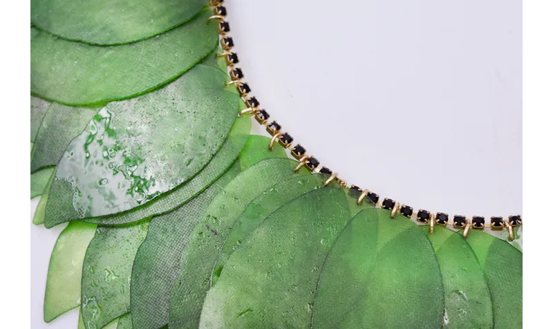 Collar hojas lentejuelas verdes 3 vueltas con cade