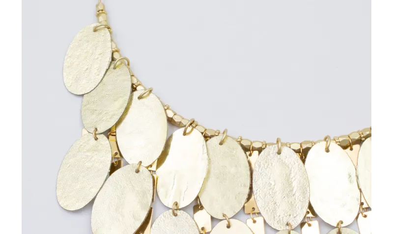 Collar rigido con lentejuelas ovaladas plata y oro